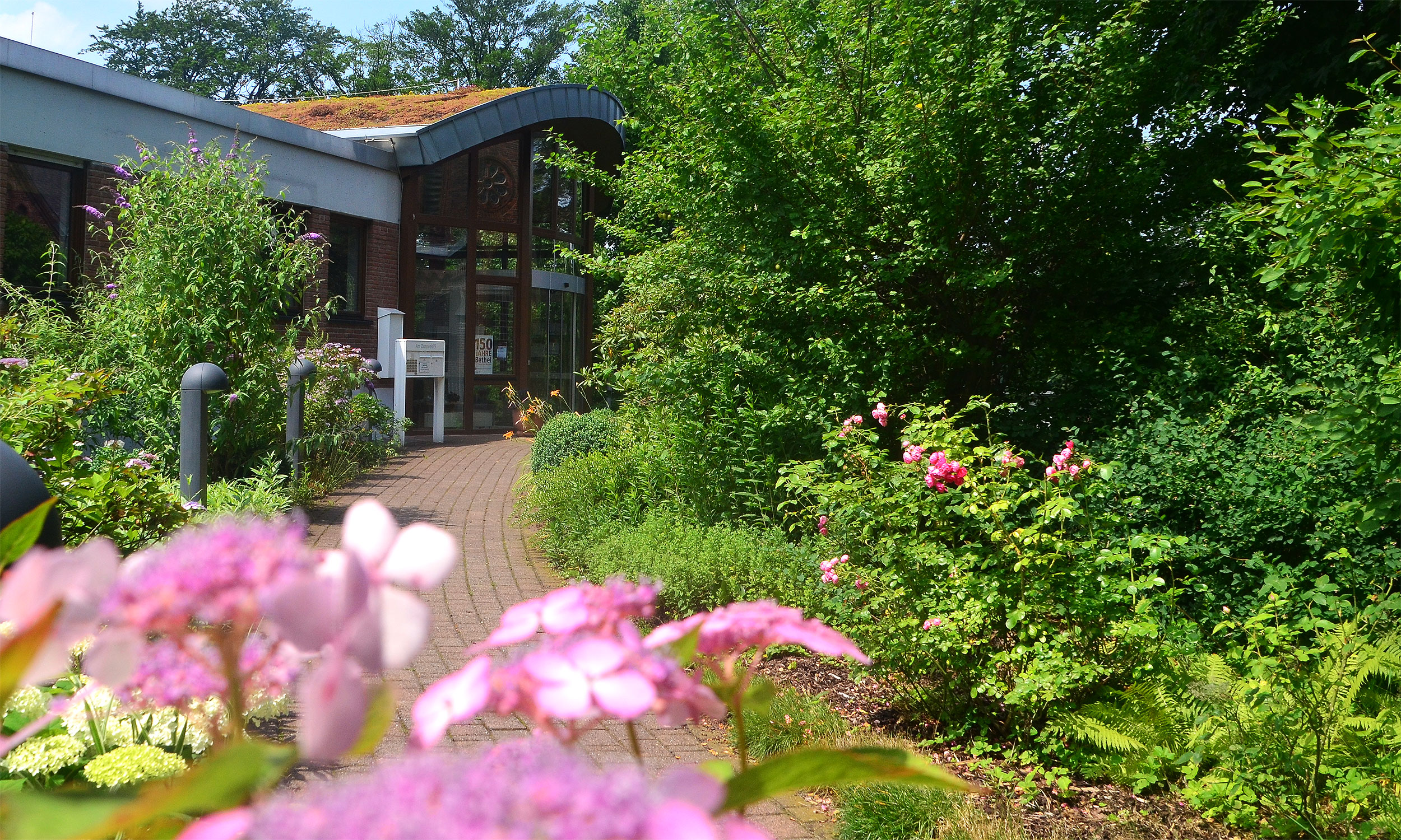 Blick auf den Eingangsbereich vom Haus der Stille